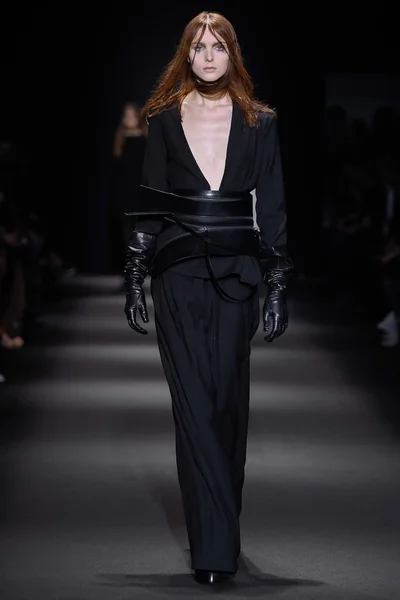Look 10